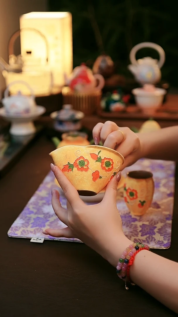 陶瓷茶具缠枝莲纹公道（微瑕）