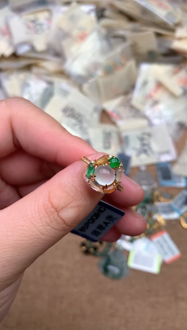 18K金镶嵌挂件翡翠一