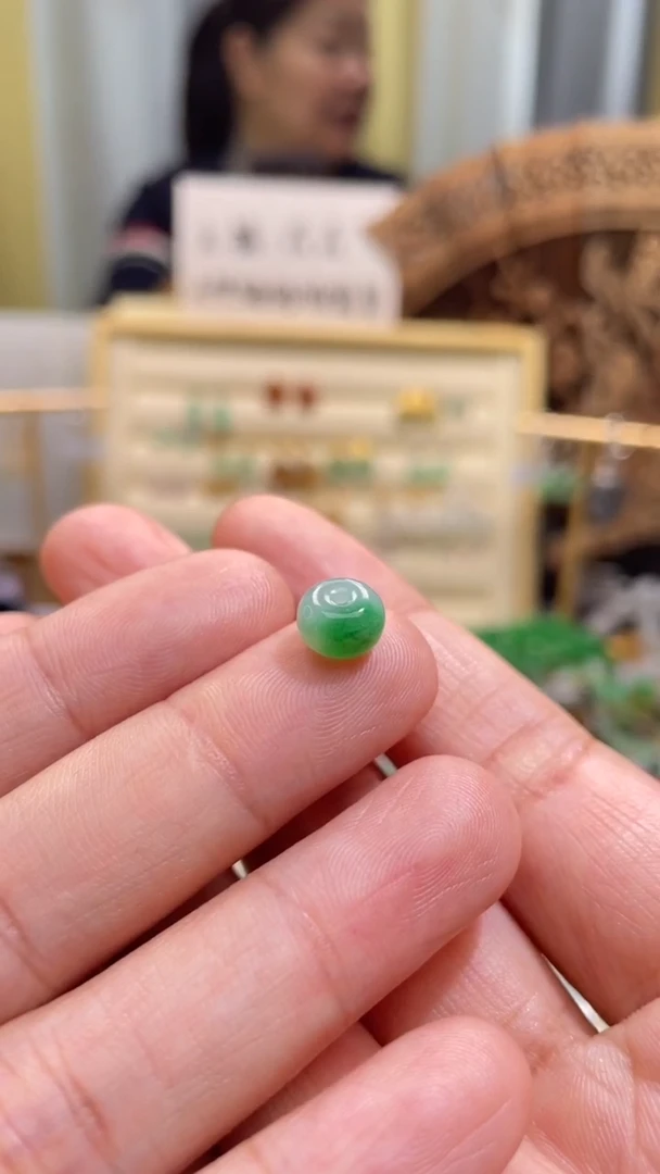 颈饰未镶嵌翡翠珠子