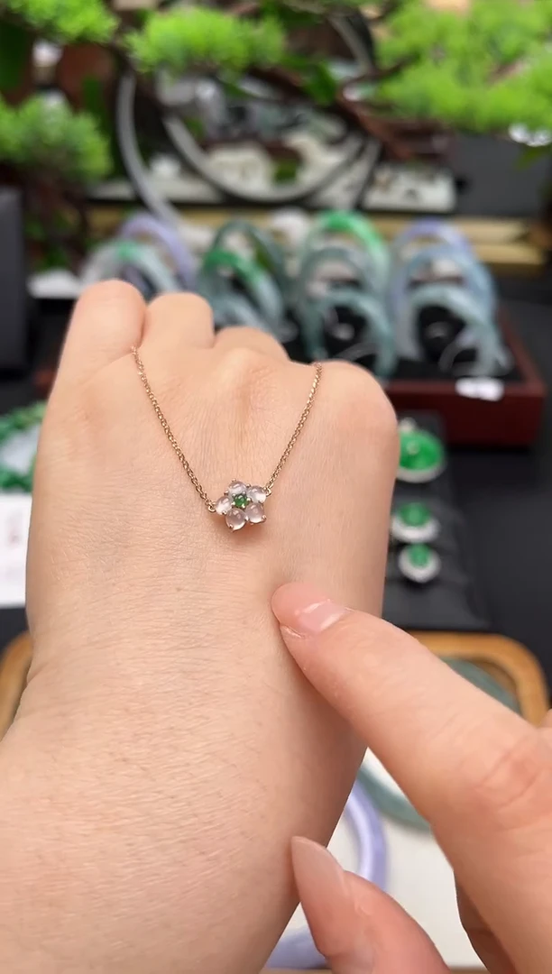 颈饰18K金镶嵌翡翠吊坠