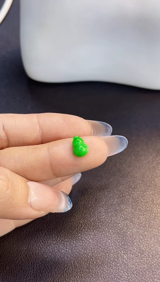 裸石翡翠XO08满色阳绿葫芦8.7*6.6*3.8