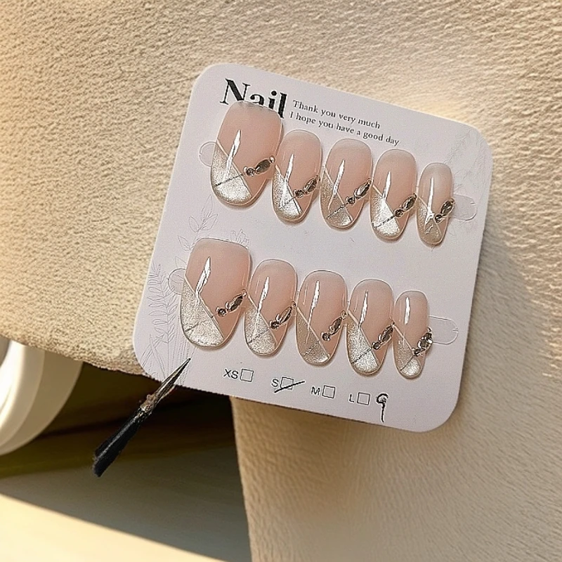 月下粉色猫眼气质法式美甲纯欲风秋冬显白碎钻裸色穿戴甲冰透