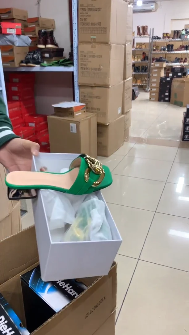 织物女款绿色拖鞋