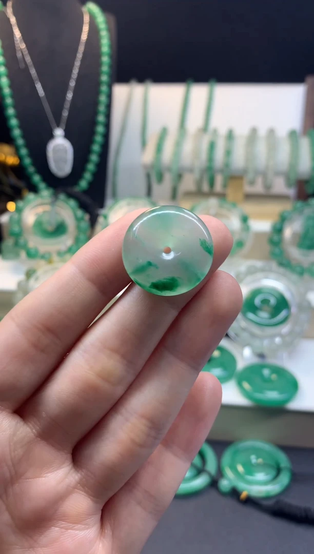 吊坠(不含链)未镶嵌石英质玉（非洲翠）22mm白冰飘花平安扣