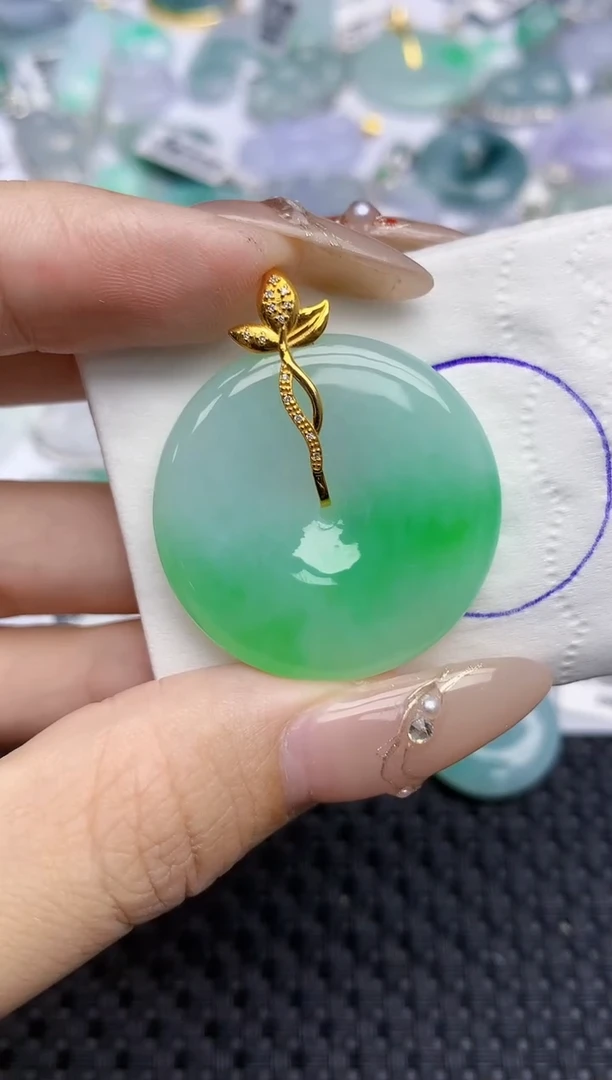 颈饰18K金镶嵌翡翠88   天然翡翠A货  百元以上9米证书费自理