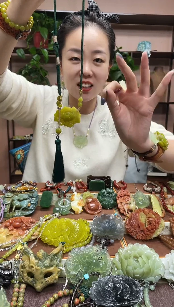 未镶嵌岫玉颈饰多样性发货发其中之一