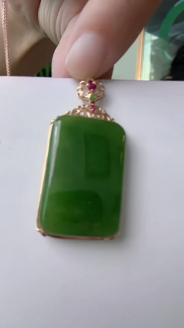 颈饰18K金镶嵌和田玉无事牌荣倩