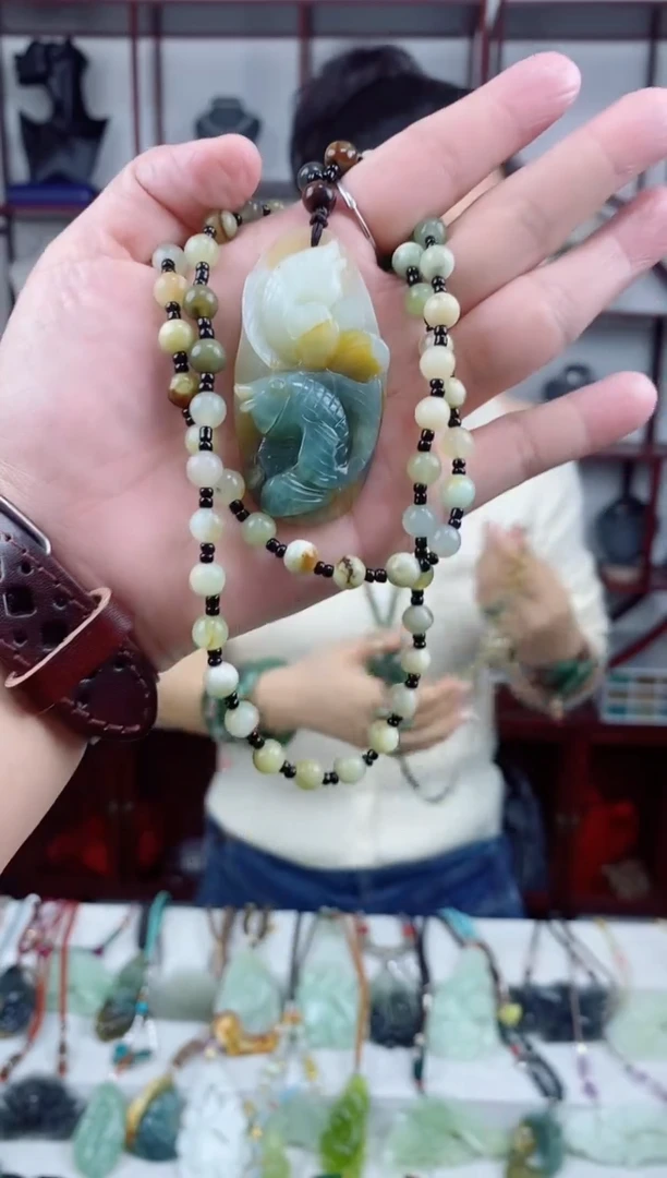 未镶嵌岫玉颈饰1