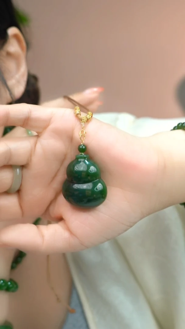 吊坠(赠链)未镶嵌和田玉aa