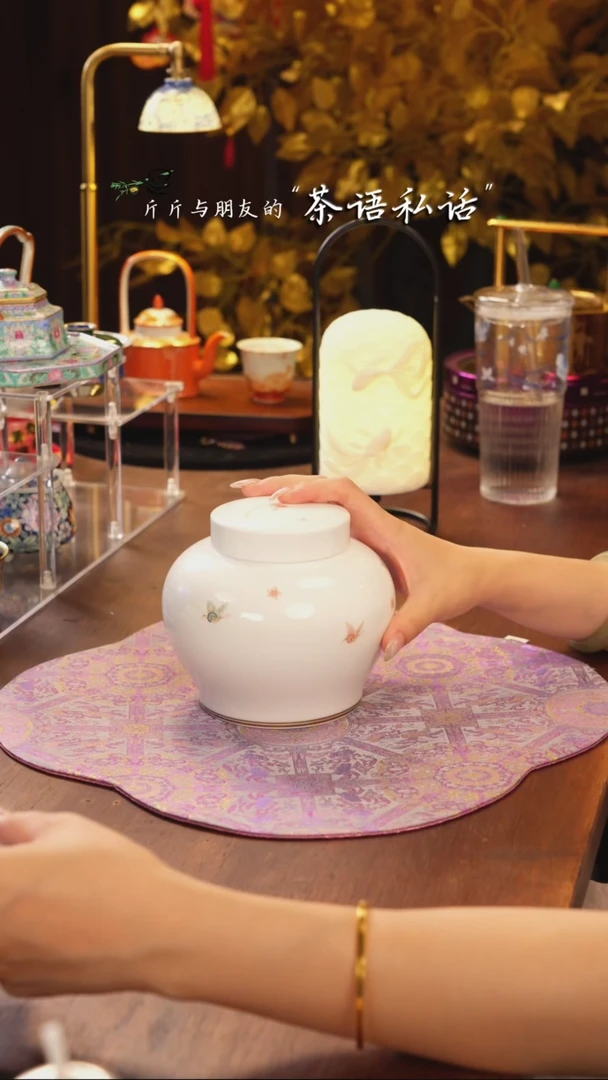 华隐堂   白地   蝴蝶  茶叶罐
