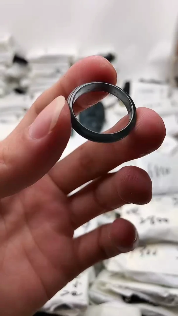 翡翠未镶嵌颈饰戒指