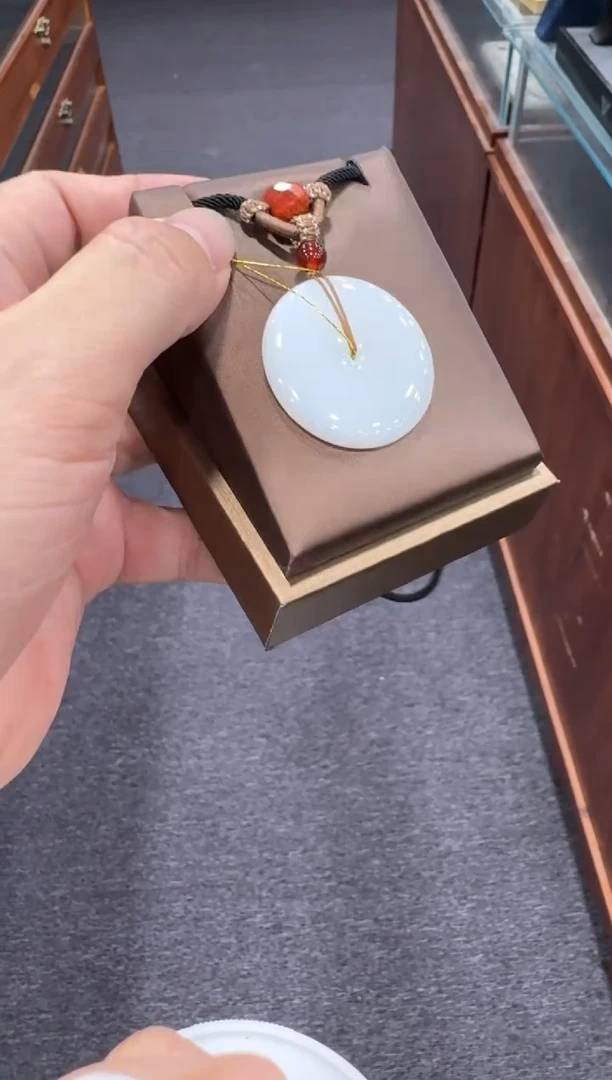 和田玉未镶嵌颈饰平安扣配绳