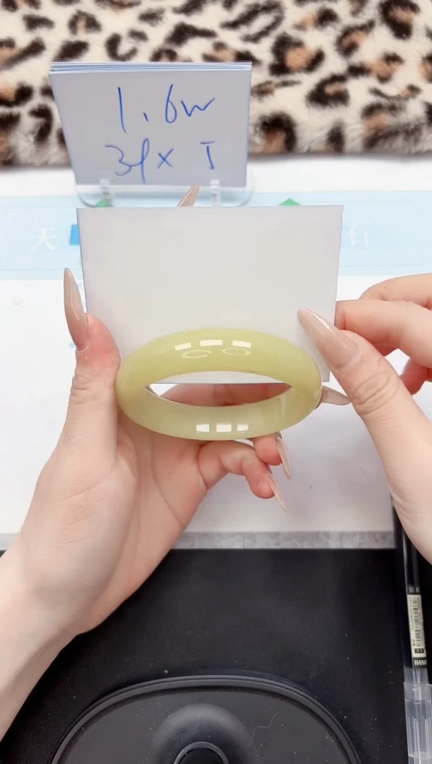 【闪购商品】石英质玉手镯未镶嵌180-52