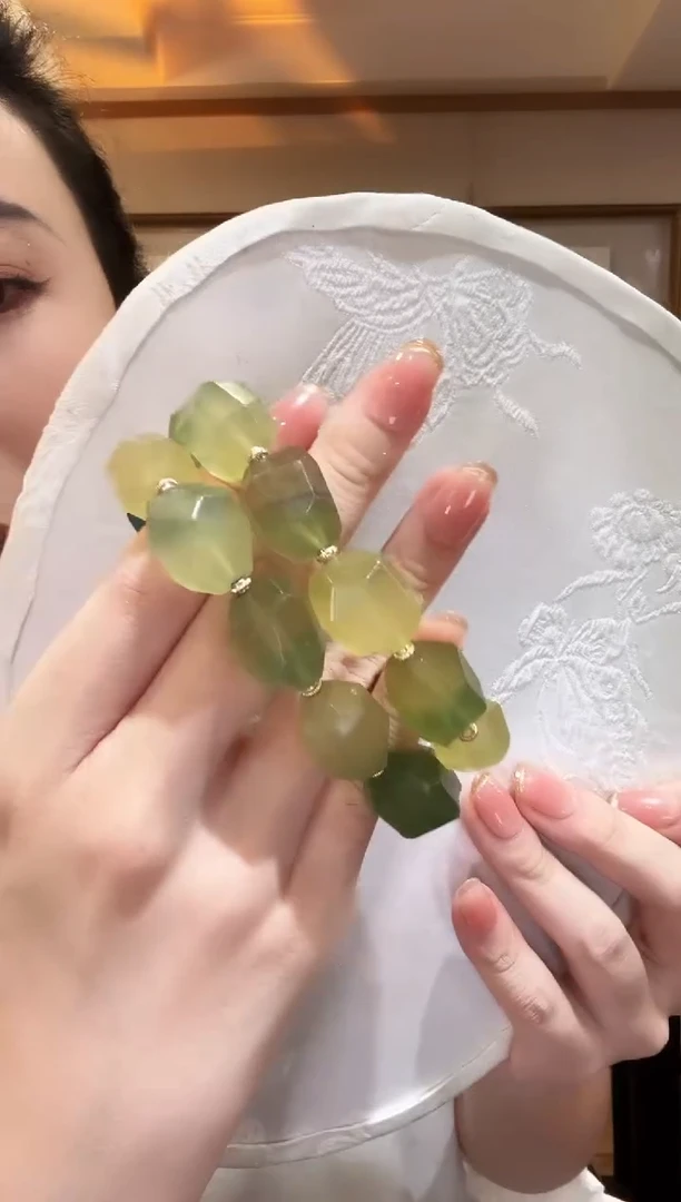 未镶嵌颈饰萤石多样性发其一