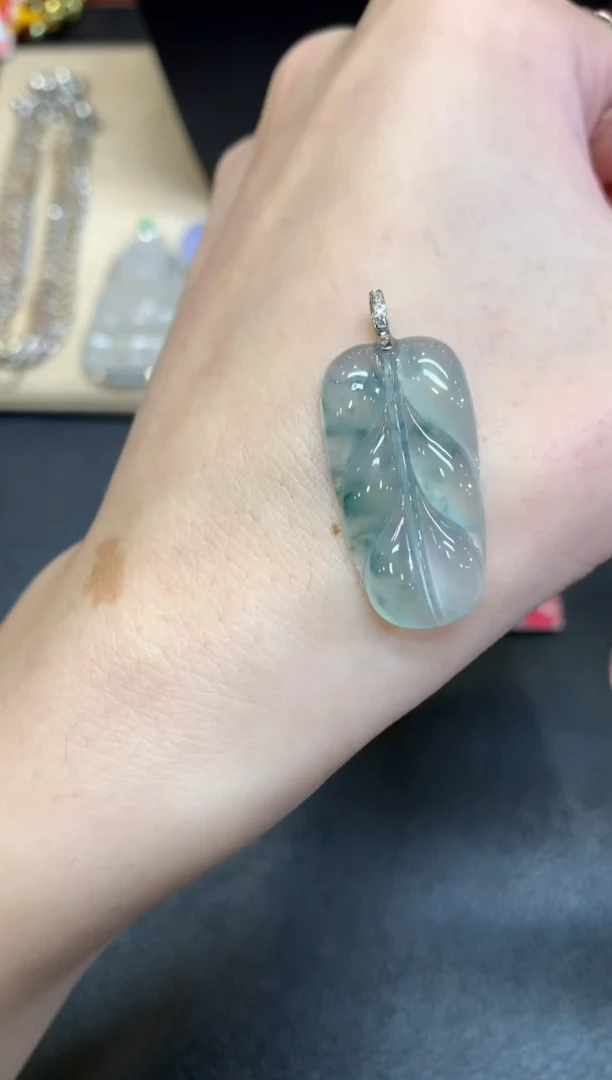 【闪购商品】翡翠颈饰18K金镶嵌叶子【无服务费】