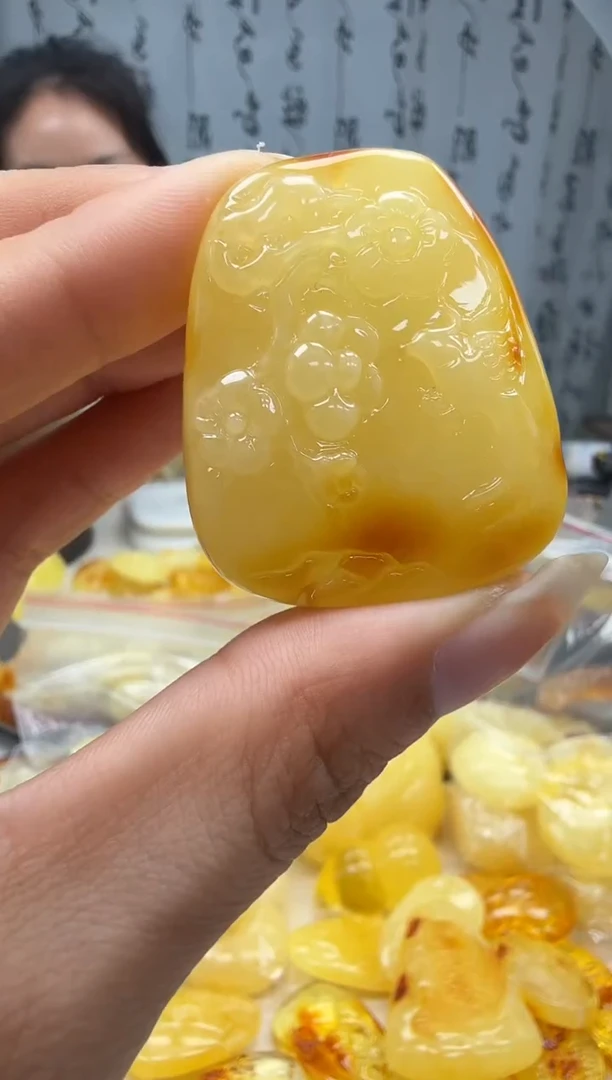 未镶嵌琥珀裸石 如图