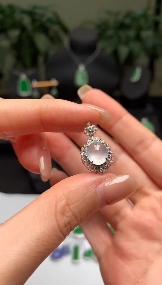 颈饰18K金镶嵌翡翠冰蛋