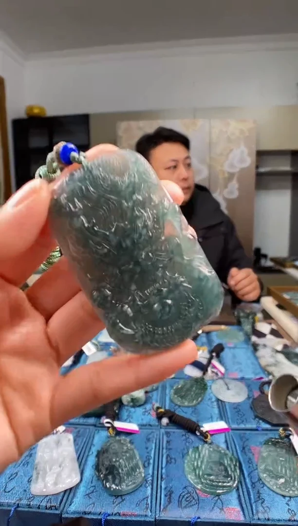 颈饰未镶嵌翡翠   多样性发其一