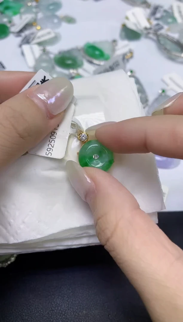 颈饰未镶嵌翡翠天然缅甸翡翠A货多样性发一件