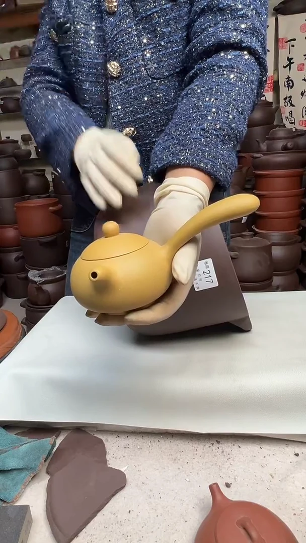 宜兴紫砂微瑕段泥唐宇壶