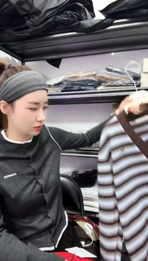 听*AVVENN灰色上衣 特价不退换