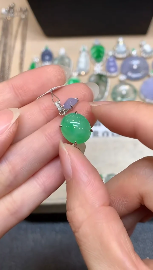 颈饰18K金镶嵌翡翠蛋面【无服务费