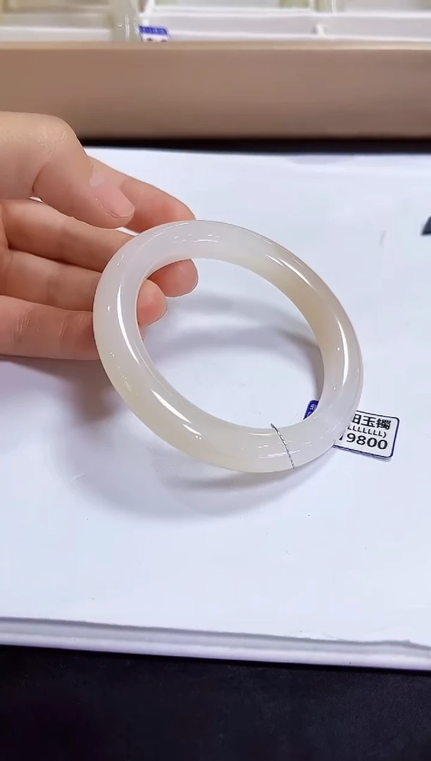 颈饰未镶嵌和田玉57手镯