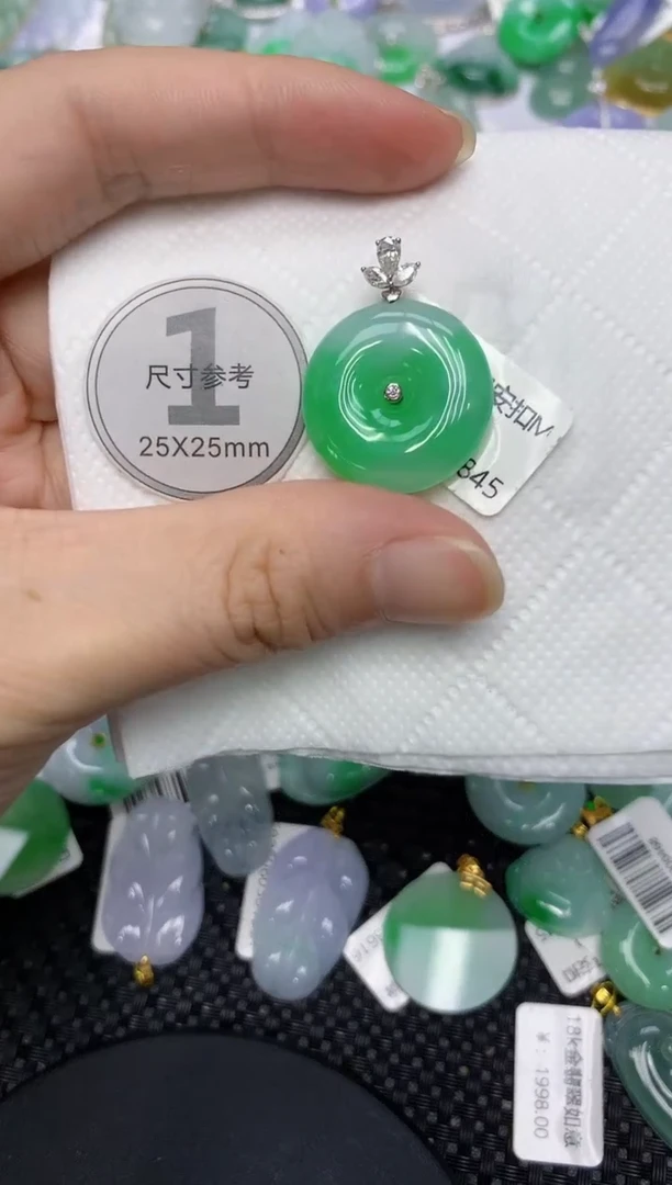 翡翠18K金镶嵌颈饰111111111