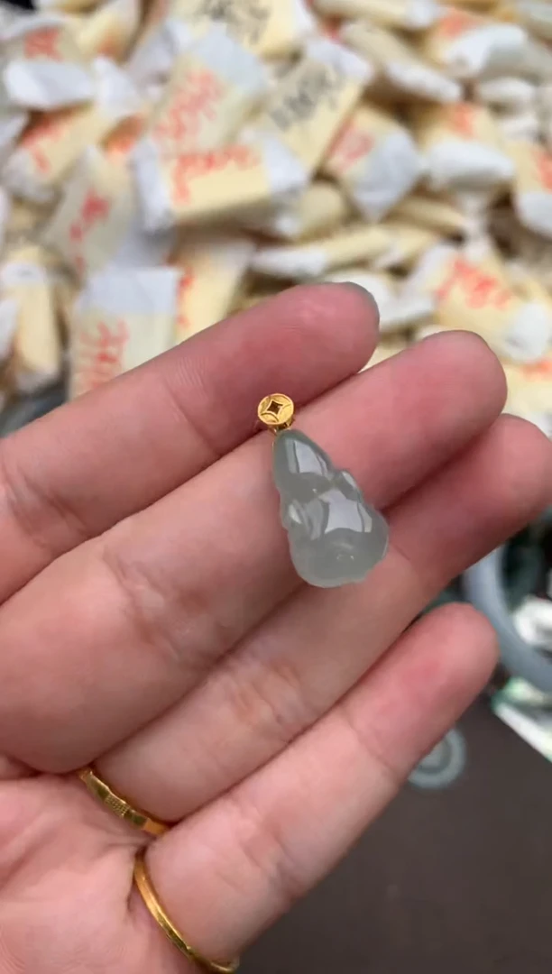 翡翠挂件18K金镶嵌   —