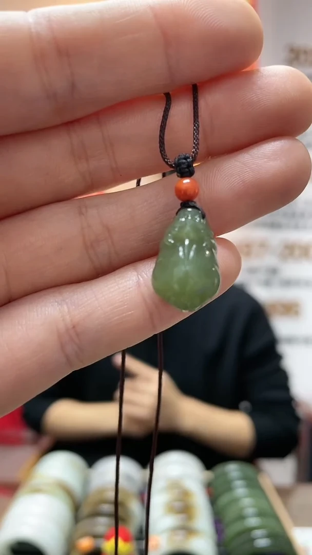 【闪购商品】和田玉颈饰未镶嵌沙枣青貔貅吊坠多样性发一件