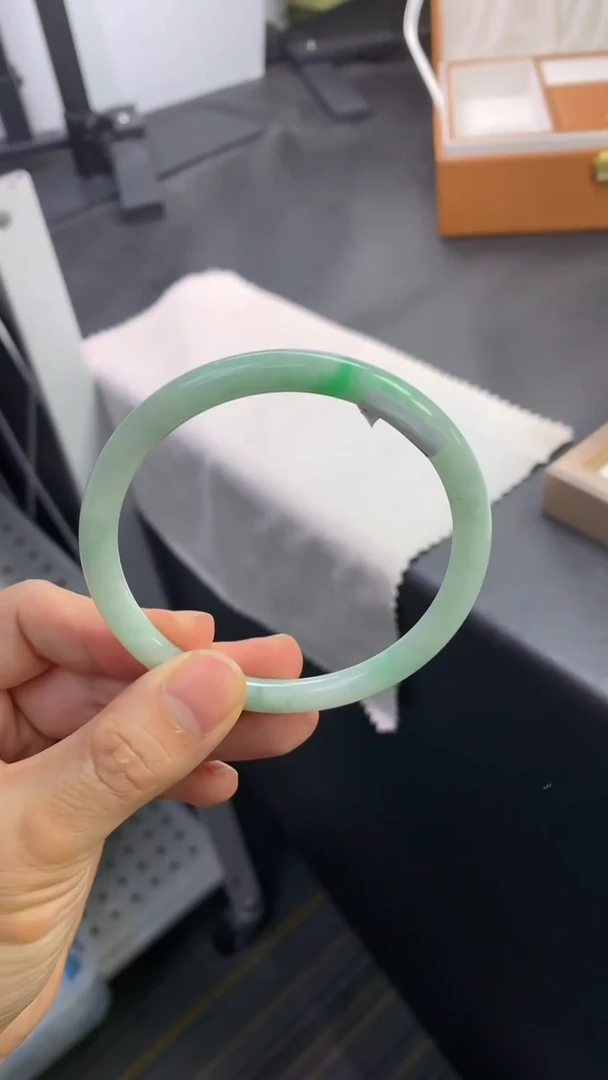 未镶嵌手镯（圆镯）翡翠退货需手镯吊牌标签完好