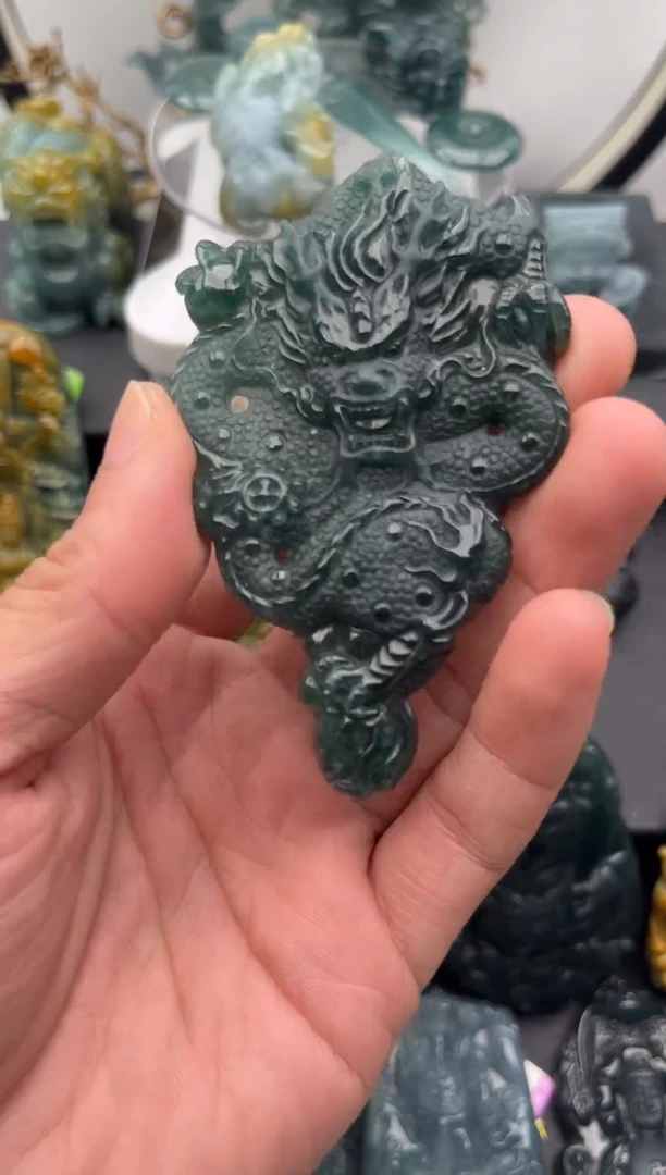 颈饰未镶嵌翡翠龙牌