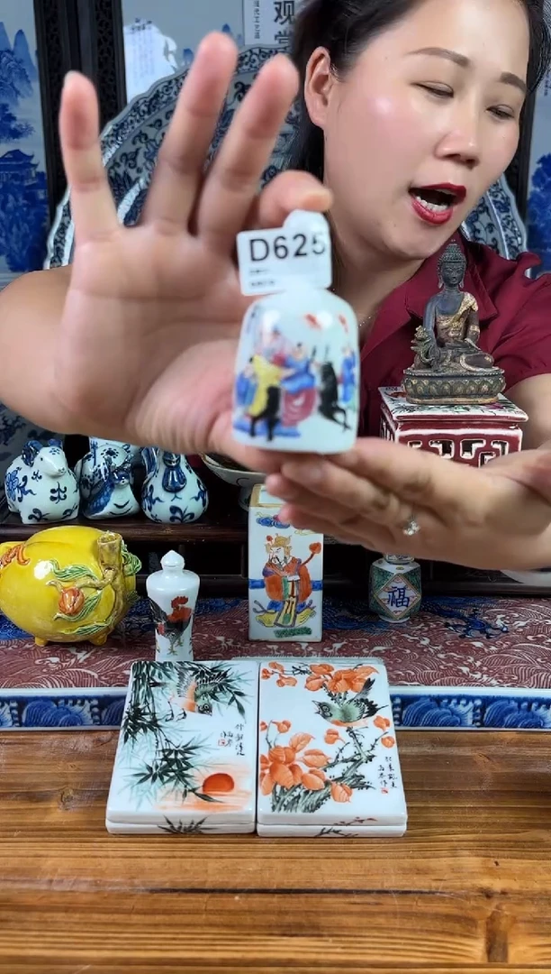 摆件景德镇陶瓷仿古（手工托印鼻烟壶）D625