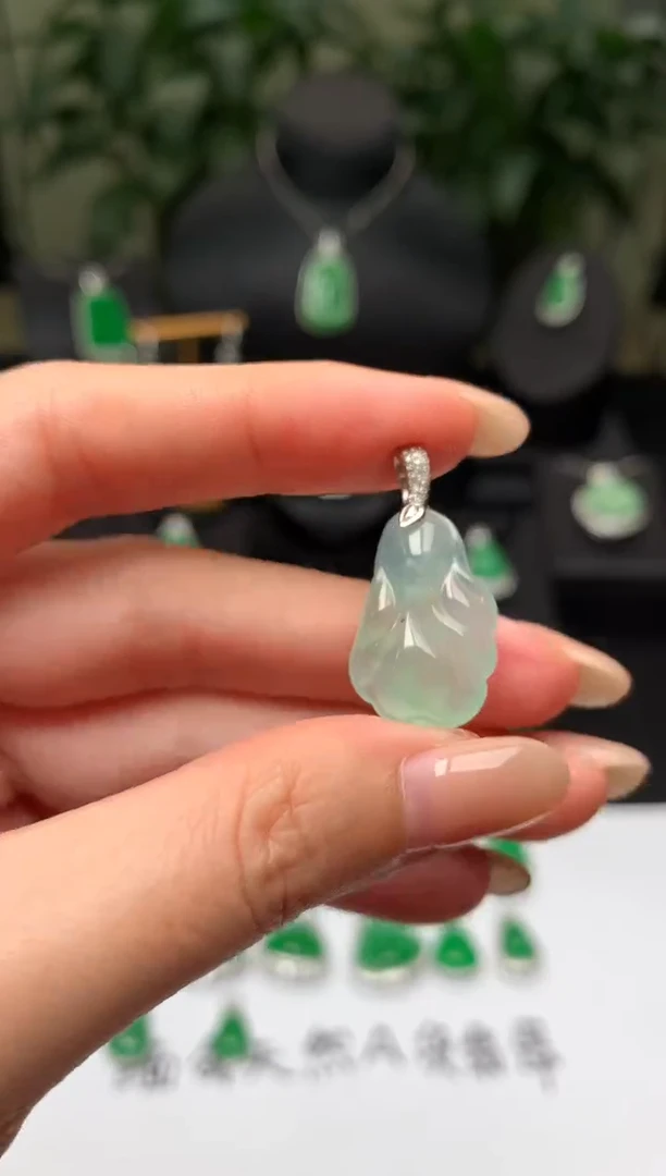 颈饰18K金镶嵌翡翠白菜