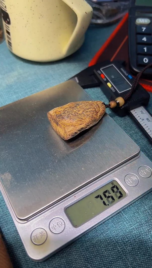 吊坠沉香佛头吊坠蓝宝石