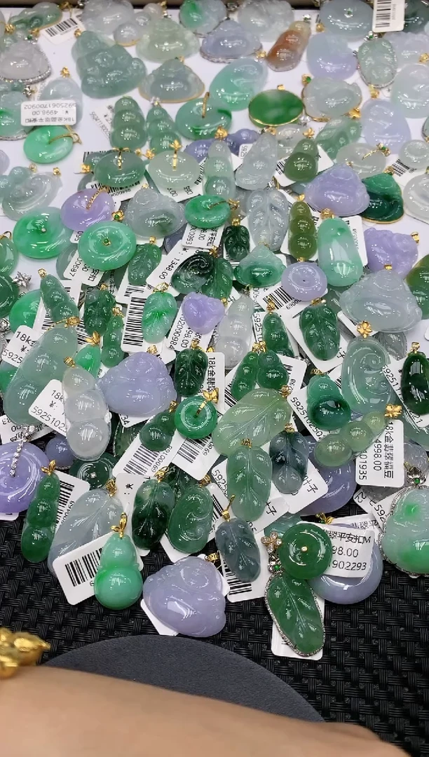 颈饰18K金镶嵌翡翠一物一证，9米证书费