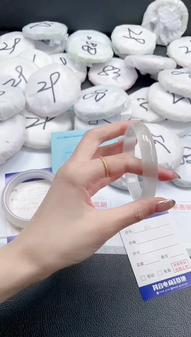 【闪购商品】石英质玉手镯未镶嵌14J111-58