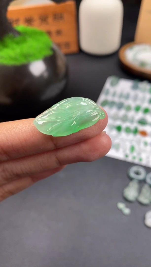 翡翠未镶嵌颈饰翡翠冰果绿叶子