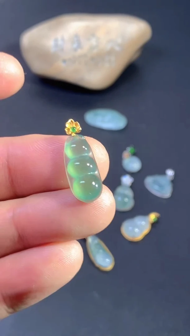 颈饰18K金镶嵌翡翠