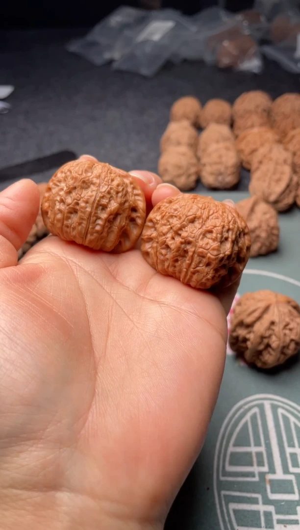 把件文玩核桃w233   血麒麟  39尺