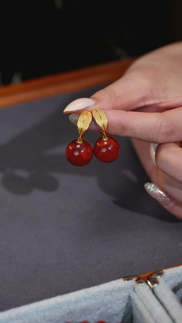 18K金镶嵌南红玛瑙耳坠原矿E3-1