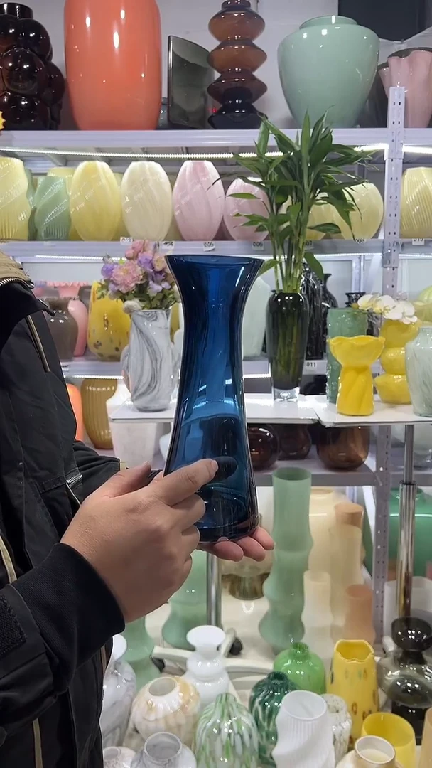 蓝色单支花瓶............