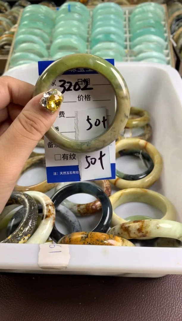 【闪购商品】蛇纹石玉手镯未镶嵌3202