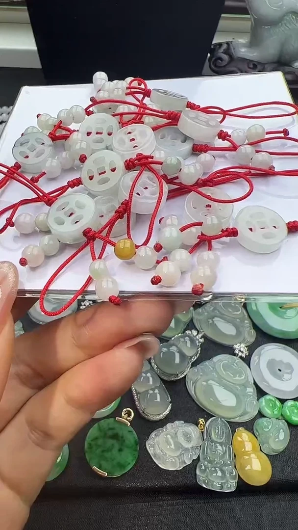 翡翠挂件未镶嵌古钱多样性发其一