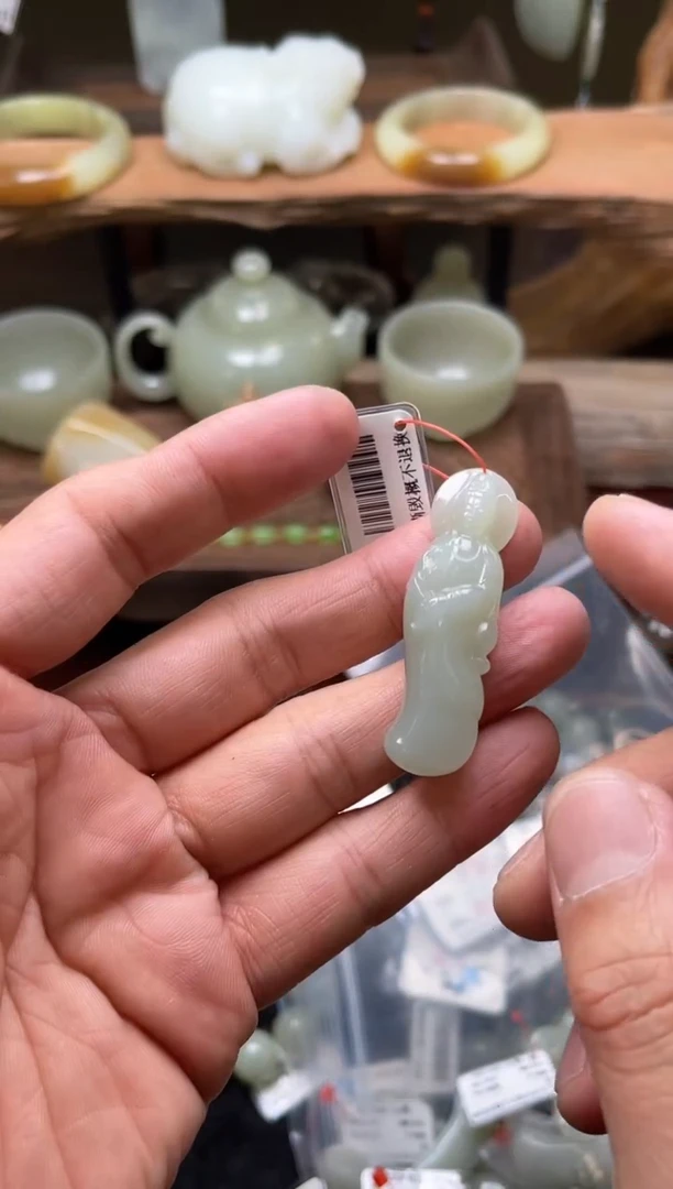【闪购商品】和田玉吊坠未镶嵌且末青白 站观音A 多样性发一