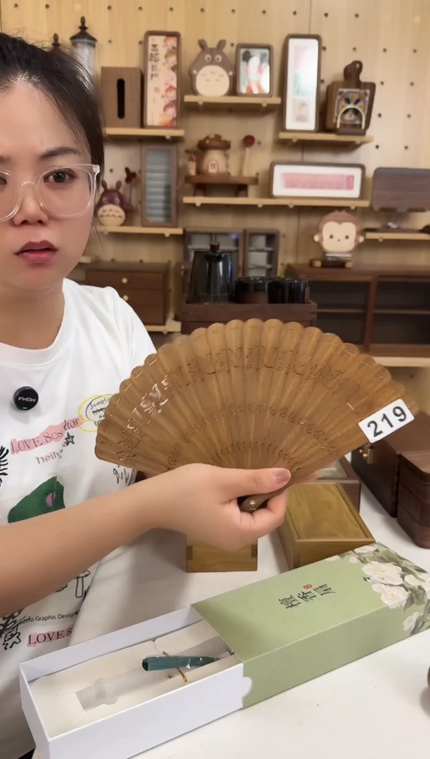 木219号绿檀木莲花苏扇