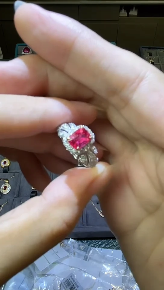 18K金镶嵌戒指尖晶石1.01CT