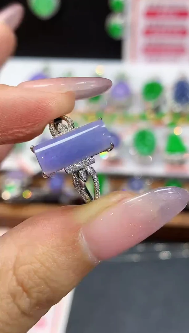 18K金镶嵌戒指翡翠多样性发其一