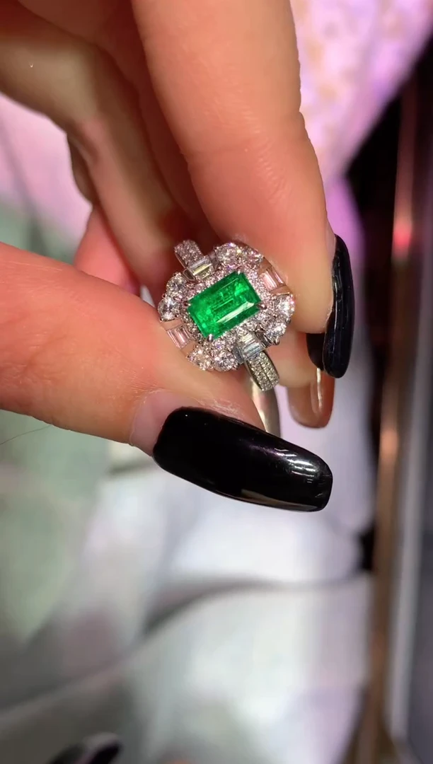 18K金镶嵌戒指祖母绿0.81CT