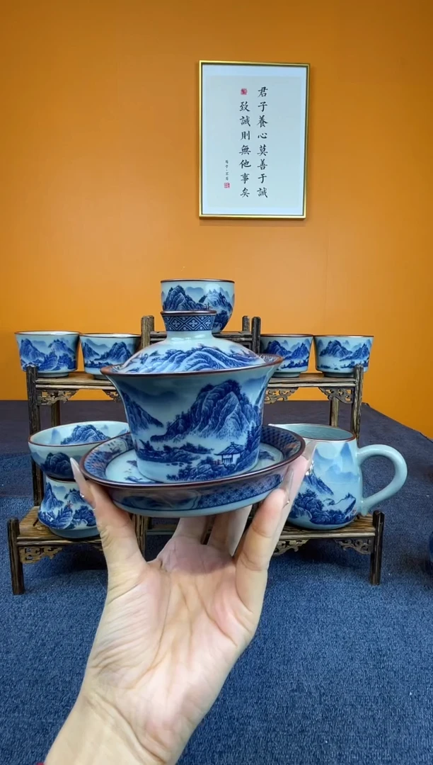 陆*子釉里红盖碗